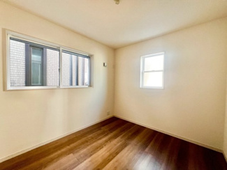 【洋室】 | 岸野町　新築一戸建 | 全室２面採光です！たっぷりの陽光に包まれる明るい住まいに気持ちも明るくなりますね♪