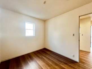 【洋室】 | 岸野町　新築一戸建 | 岸和田カンカンまで徒歩１１分！コープまで徒歩１２分！ライフまで徒歩１２分！ファミリーマートまで徒歩６分！スギ薬局まで徒歩１０分！コーナンまで徒歩１３分！お買い物に便利な立地です♪