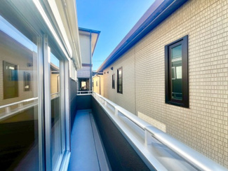 【バルコニー】 | 岸野町　新築一戸建 | 南西面バルコニーですので、日当り良好で洗濯物がよく乾きますね♪