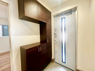 【玄関】 | 岸野町　新築一戸建 | 玄関にシューズボックスありますよ！玄関周りもスッキリ片付きますね♪