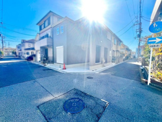 【前面道路含む現地写真】 | 岸野町　新築一戸建 | 前面道路約５．７ｍ/約４ｍ！閑静な住宅街で叶える穏やかな新生活をここではじめませんか♪