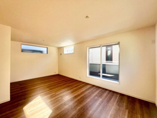 【居間・リビング】 | 岸野町　新築一戸建 | 【北東・北西向きの角地！日当り・通風良好】たっぷりの陽光に包まれる明るい住まいに気持ちも明るくなりますね♪