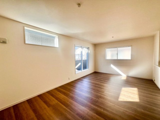 【洋室】 | 岸野町　新築一戸建 | 南海本線「和泉大宮」駅まで徒歩１２分！毎日の通勤や通学に便利です！忙しい朝や遅い帰宅時にも安心ですね♪