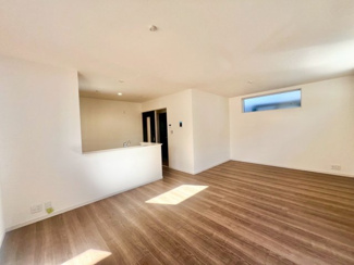 【居間・リビング】 | 岸野町　新築一戸建 | ＬＤＫ約１７．３帖！２面採光の明るくゆとりのあるリビングは家族が自然に集まる空間になりますね♪プライバシーを守る２階リビングです！