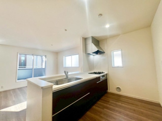 【キッチン】 | 岸野町　新築一戸建 | ３口コンロ・浄水器付きのシステムキッチンです♪家族を身近に感じる対面式キッチンです！