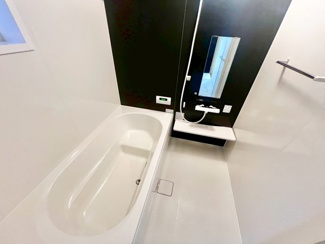 【浴室】 | 岸野町　新築一戸建 | 【浴室乾燥機付きです】一坪以上の浴室でのびのび一日の疲れを癒して下さいね！浴室に窓が付いているので、換気ができて湿気やカビ防止になりますよ♪