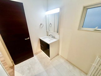 【独立洗面台】 | 岸野町　新築一戸建 | ゆとりのある洗面室ですよ♪朝の身支度もスムーズにできますね！