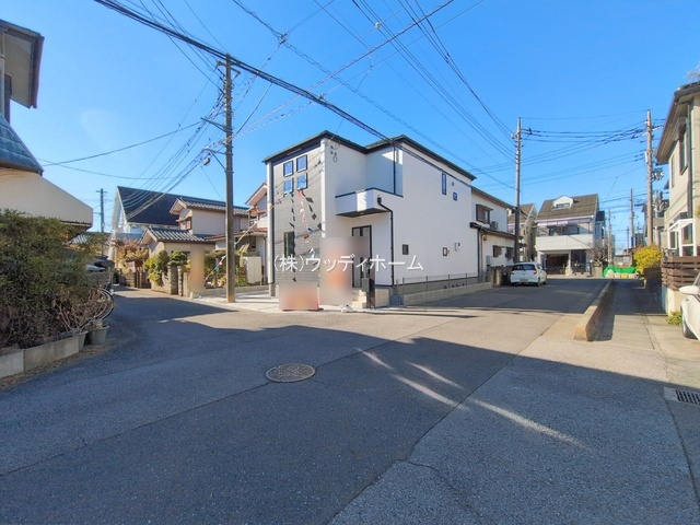 越谷市南荻島12期　新築一戸建ての前面道路含む現地写真