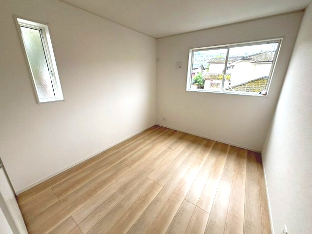 千年2丁目　新築戸建ての洋室