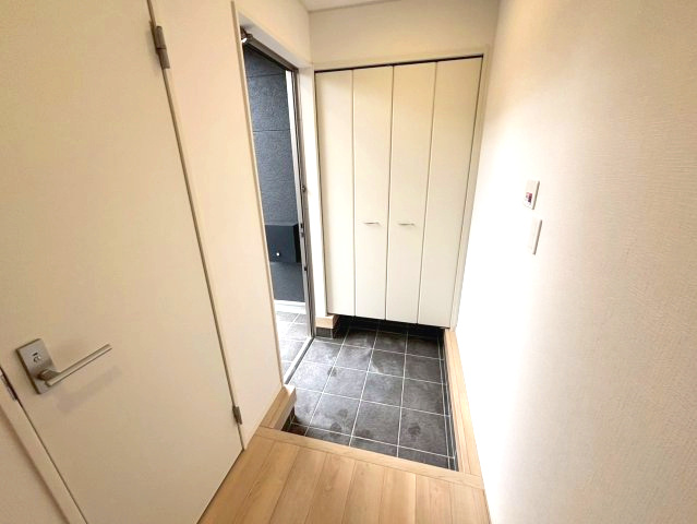 千年2丁目　新築戸建ての玄関