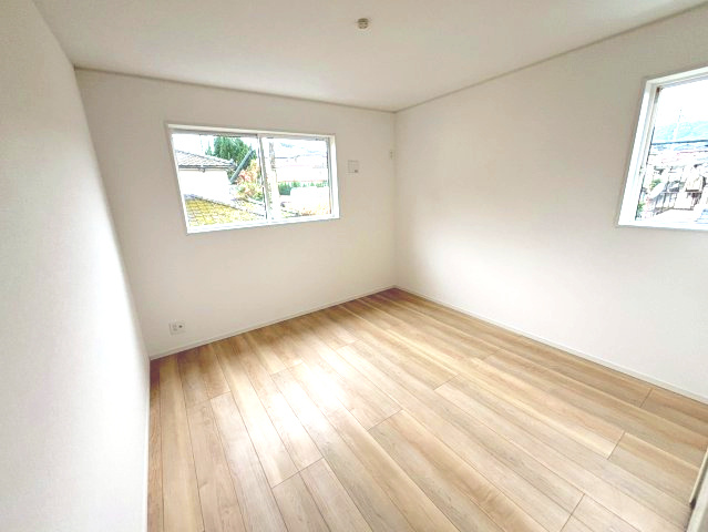 千年2丁目　新築戸建ての洋室