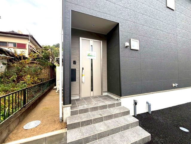 千年2丁目　新築戸建ての玄関