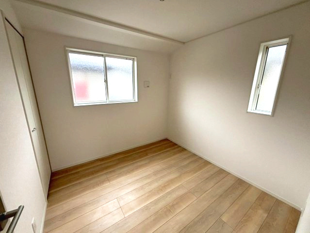 千年2丁目　新築戸建ての洋室