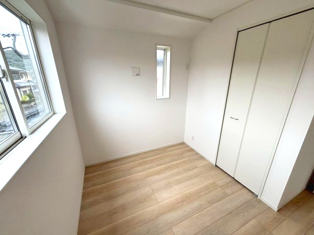 千年2丁目　新築戸建ての洋室