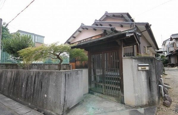 豊明市栄町貸家のエントランス