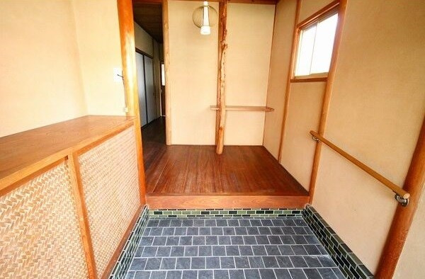 豊明市栄町貸家の玄関