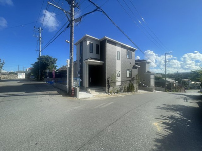 【前面道路含む現地写真】 | うるま市兼箇段Ⅱ（全3棟）2号棟 | ※北西側公道7m　北東側公道6m♪