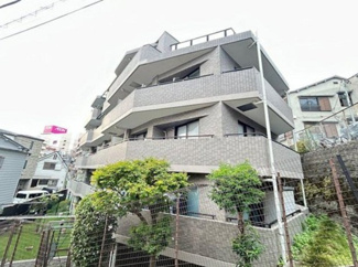 【外観】 | 陽光浴びる外観がシンプルな外観をより際立たせ、人々の記憶に存在感を植え付けます。