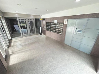 【その他共用部分】 | 清潔感と歓迎感があるエントランスホールとなります。