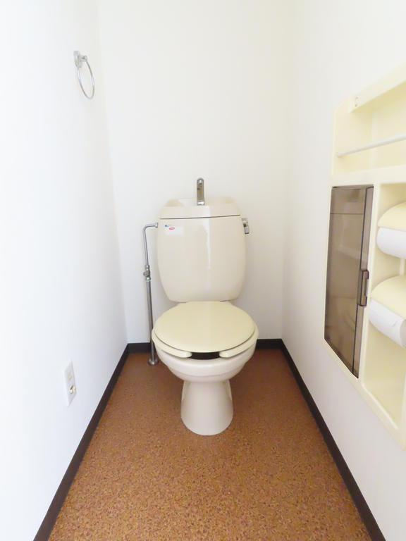 オークアベニューＡのトイレ|写真は反転タイプのＢ202号室、実際は温水シャワー付トイレ