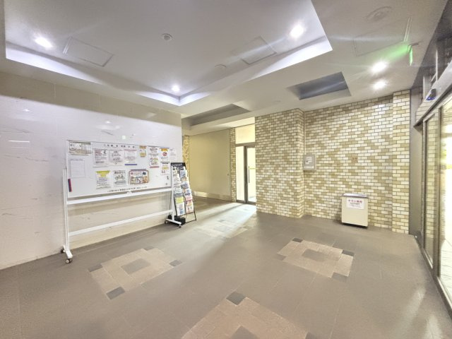 清新北ハイツ7号棟のエントランス