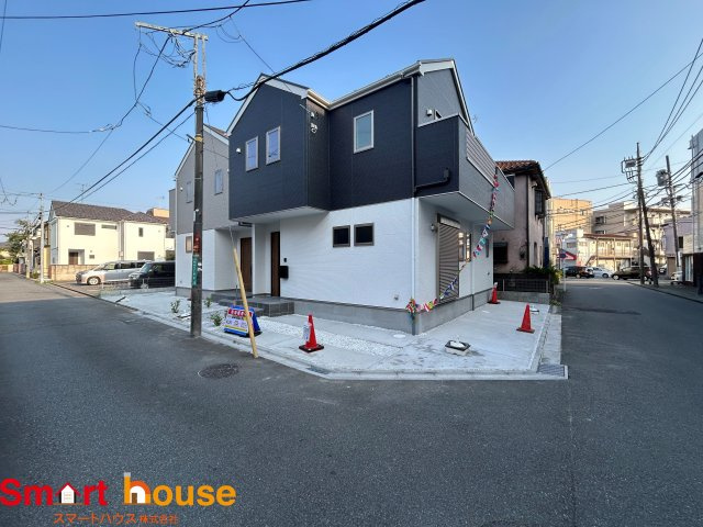 相模原市南区南台　全2棟の前面道路含む現地写真|オシャレな外観は、人の目を引くだけではなく自慢したくなりますね！植木を置いたりアレンジは、自由です。自分の好みに仕上げましょう♪