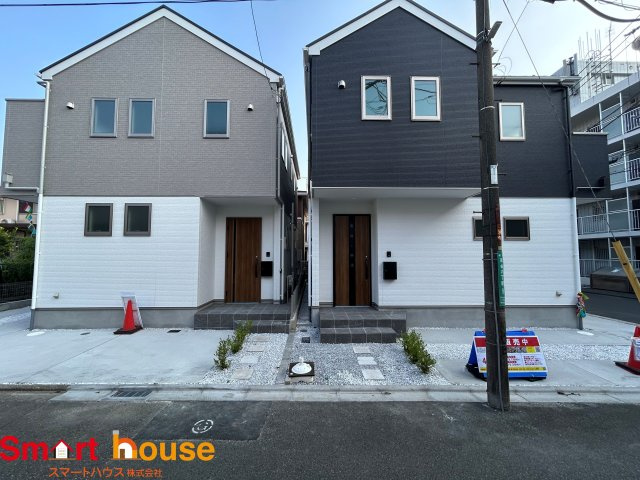 相模原市南区南台　全2棟の外観|外壁が周囲の街並みと青空に生えるお洒落な仕上がり！周囲には高い建物のないエリア。青い空が大きく感じますね。