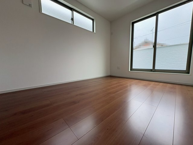 【価格改定】長岡京市奥海印寺門ノ町の洋室|洋室約6帖
クローゼットがあり、ベランダへの動線もある寝室に適した洋室です。