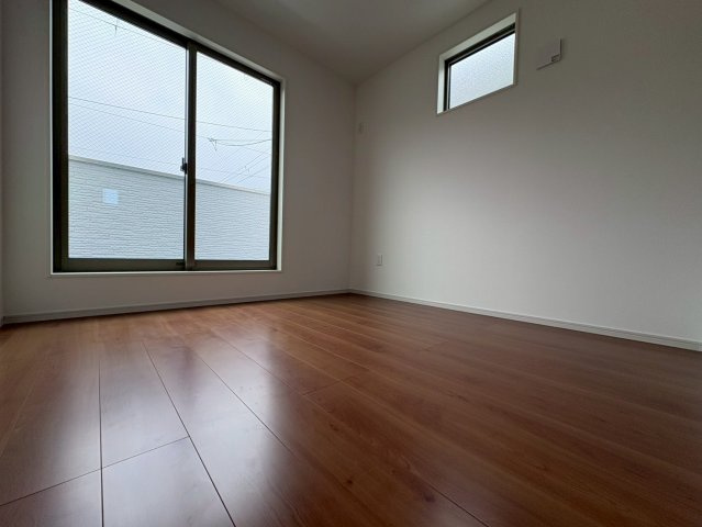 【価格改定】長岡京市奥海印寺門ノ町の洋室|洋室約4.5帖
バルコニーへ繋がる洋室です。