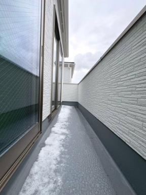 【価格改定】長岡京市奥海印寺門ノ町のバルコニー|2部屋へと動線のあるバルコニーとなっております。