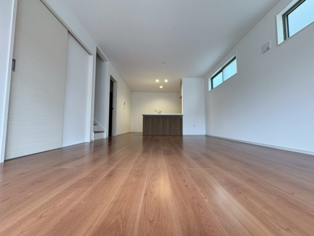 【価格改定】長岡京市奥海印寺門ノ町の居間・リビング|LDK約18帖
二面採光のリビングスペースです。