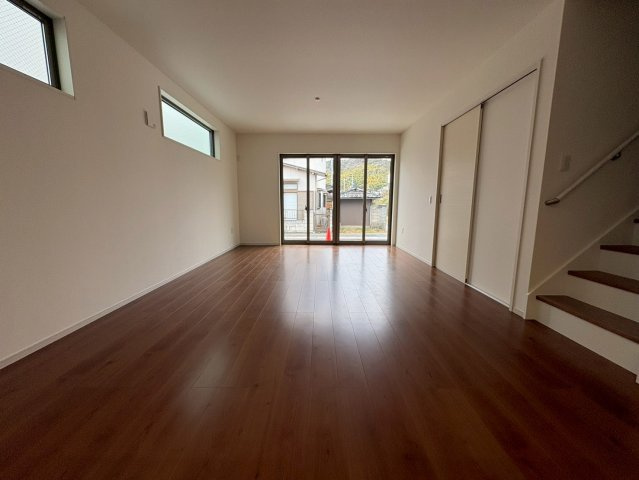 【価格改定】長岡京市奥海印寺門ノ町の居間・リビング|水廻り、玄関、二階へのすべての動線があるリビングタイプの間取りです。