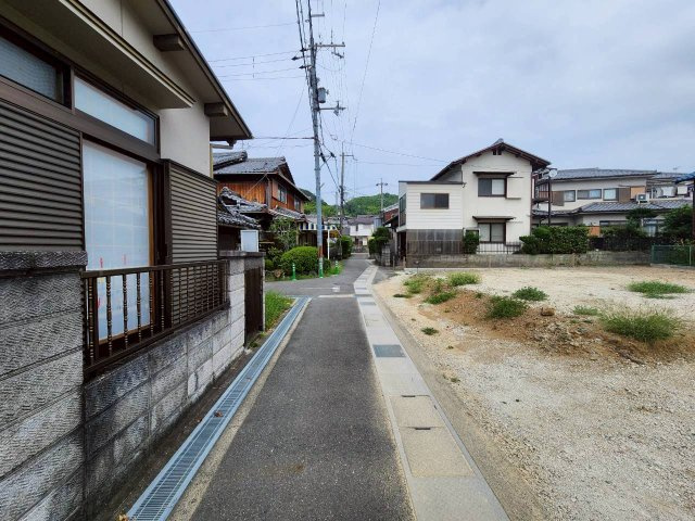 長岡京市奥海印寺門ノ町の前面道路含む現地写真|交通量が少なく、小さなお子様がいらっしゃるご家庭も安心です。
