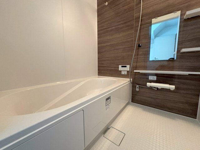 【価格改定】長岡京市奥海印寺門ノ町の浴室|ブラウンのアクセントパネルで落ち着きのある空間となっております。