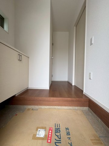 【価格改定】長岡京市奥海印寺門ノ町の玄関|シューズボックス収納付きお玄関です。