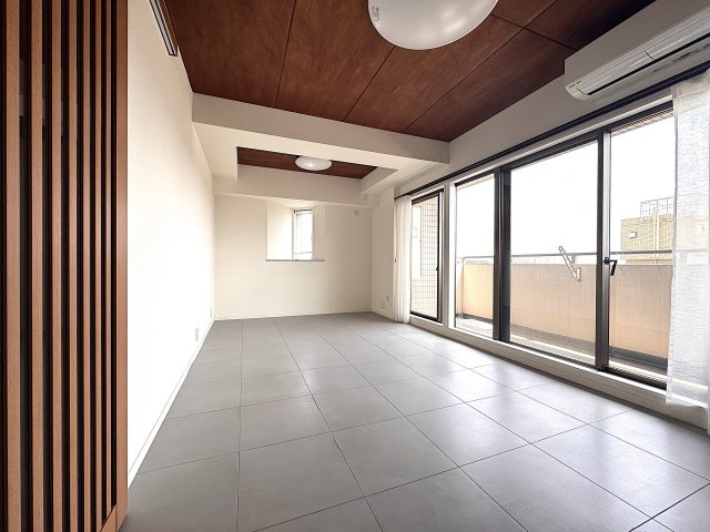 武蔵関シティハウスの居間・リビング|北に出窓あり