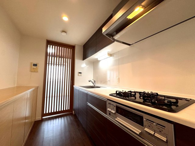 武蔵関シティハウスのキッチン|玄関からリビングへ続く動線にあるキッチン