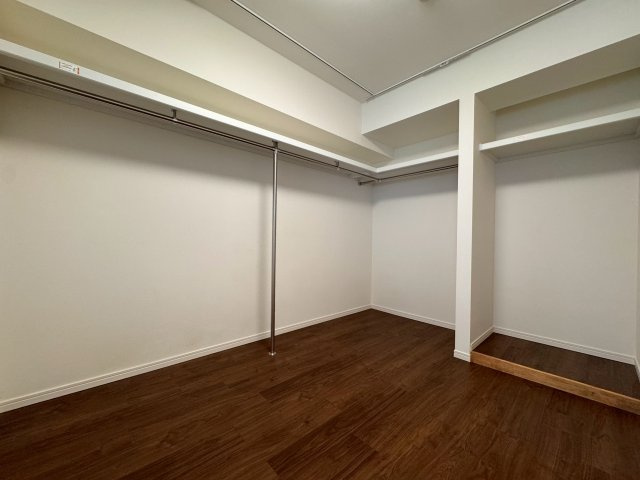 武蔵関シティハウスの収納|洋室の壁面L字にオープンクローゼット