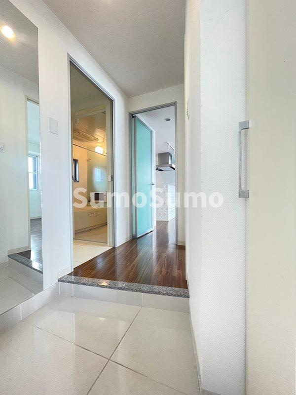 Poco A Poco 三宮 High Towerの玄関