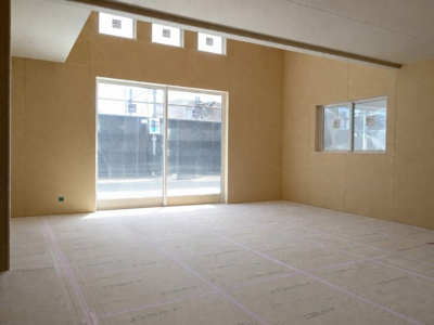【居間・リビング】 | 新築戸建て/碑文谷3丁目 | 吹き抜けと隣接のバルコニーがリビングを明るく開放的に感じさせます。