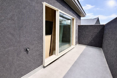 【洋室】 | 新築戸建て/碑文谷3丁目 | 1階12帖の洋室は採光面が大きく明るく開放的なお部屋です。