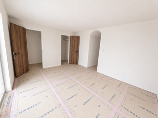 【洋室】 | 新築戸建て/碑文谷3丁目 | 収納が2ヶ所ある1階12帖のお部屋は主寝室としてお使いいただけます