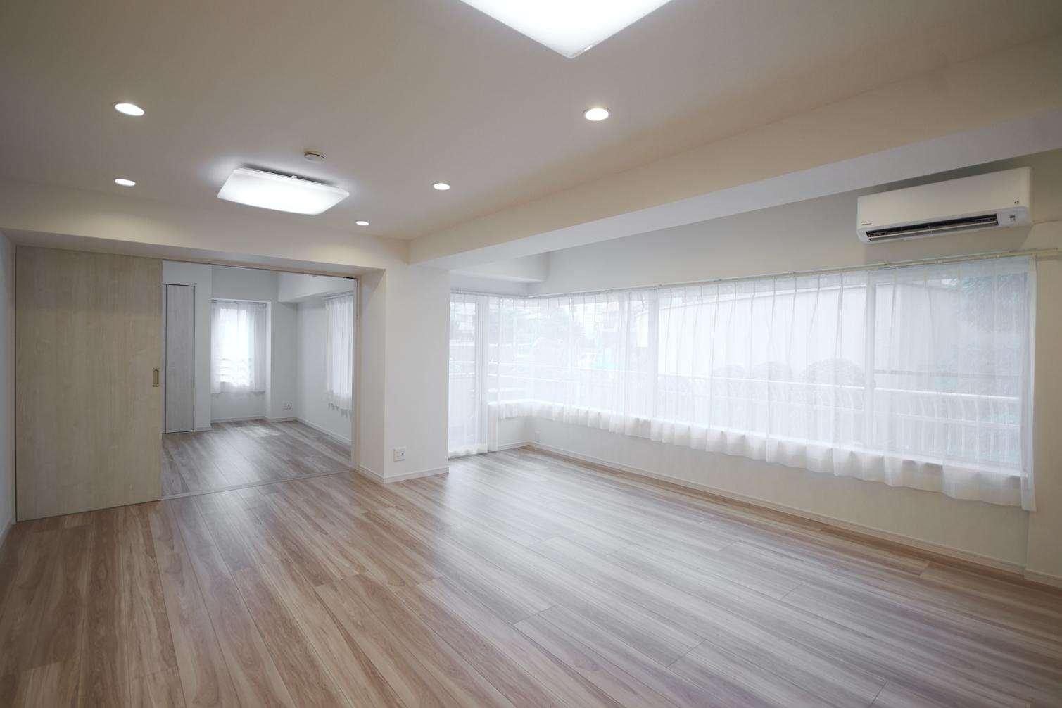 中落合シティハウスの居間・リビング|ゆとりある20.0帖のリビングダイニングキッチン 窓が大きく明るいリビングです