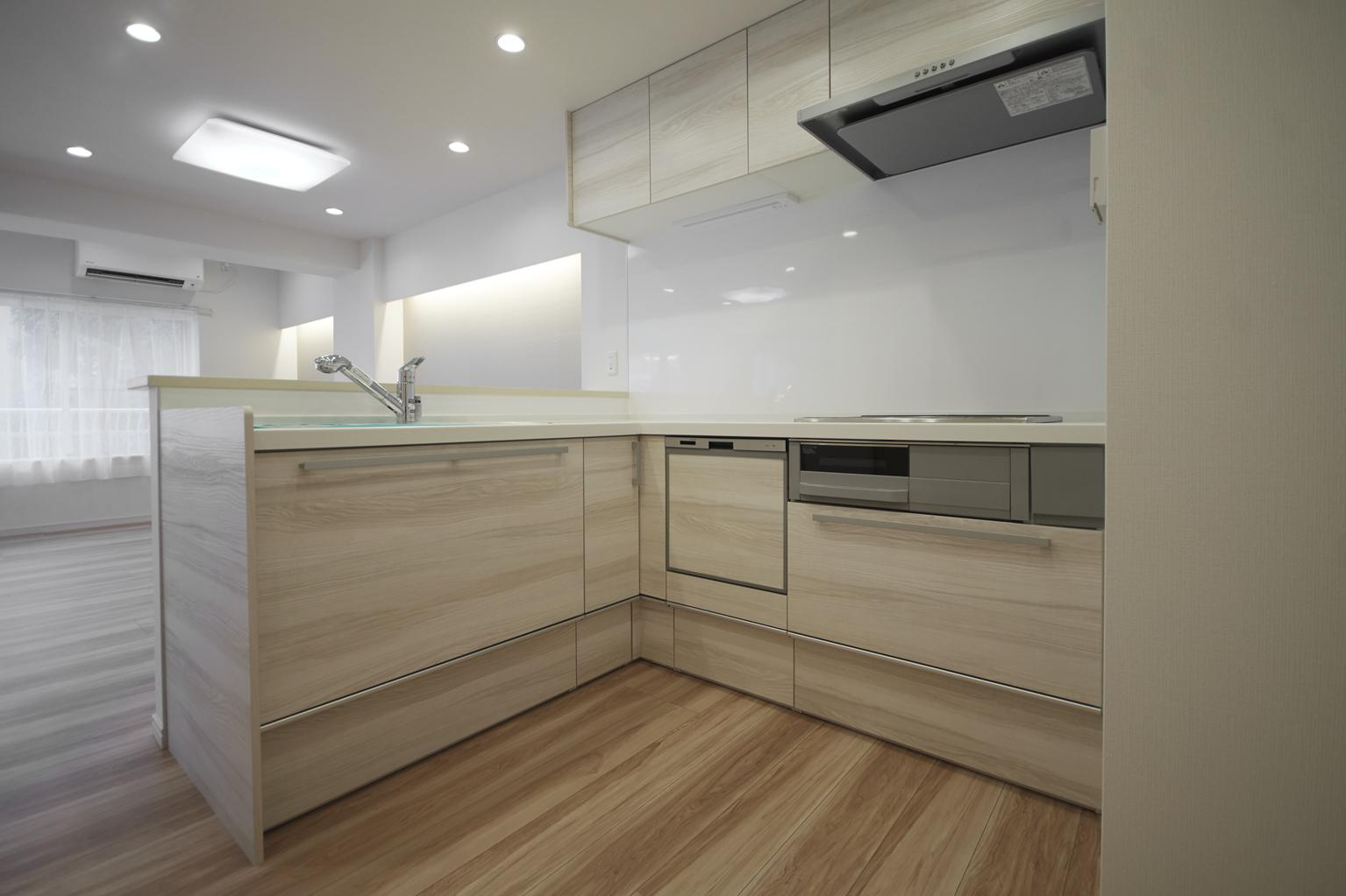 中落合シティハウスのキッチン|新規交換のシステムキッチンはL字型キッチン 食器洗い乾燥機も新規取付につき家事のひと手間を省けます