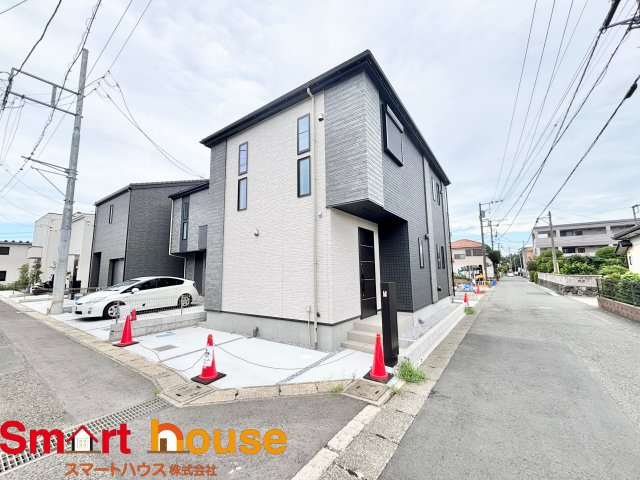 綾瀬市深谷中　新築２棟の前面道路含む現地写真|オシャレな外観は、人の目を引くだけではなく自慢したくなりますね！植木を置いたりアレンジは、自由です。自分の好みに仕上げましょう♪