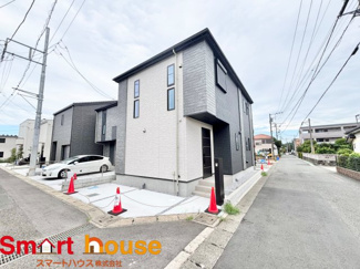 【前面道路含む現地写真】 | オシャレな外観は、人の目を引くだけではなく自慢したくなりますね！植木を置いたりアレンジは、自由です。自分の好みに仕上げましょう♪