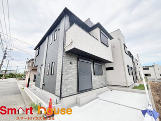 【外観】 | 外壁が周囲の街並みと青空に生えるお洒落な仕上がり！周囲には高い建物のないエリア。青い空が大きく感じますね。