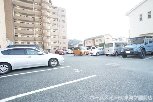 フラワーマンション城西の駐車場