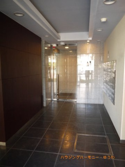 【その他共用部分】 | 清潔感と歓迎感があるエントランスホールとなります。