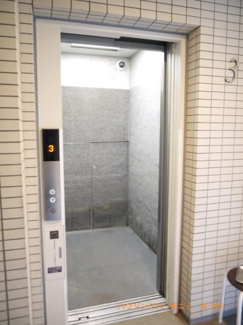 【その他共用部分】 | 階段移動の手間を省く現代の必需設備です。